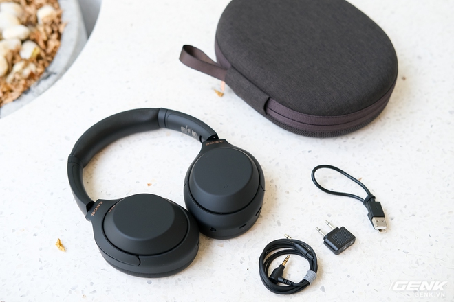 Trên tay tai nghe Sony WH-1000XM4: Ngoại hình không thay đổi, kết nối 1 lúc 2 thiết bị, nâng cấp chống ồn, giá 8,49 triệu đồng - Ảnh 3. Trên tay tai nghe Sony WH-1000XM4: Ngoại hình không thay đổi, kết nối 1 lúc 2 thiết bị, nâng cấp chống ồn, giá 8,49 triệu đồng - Ảnh 3.
