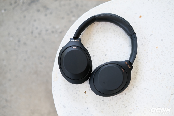 Trên tay tai nghe Sony WH-1000XM4: Ngoại hình không thay đổi, kết nối 1 lúc 2 thiết bị, nâng cấp chống ồn, giá 8,49 triệu đồng - Ảnh 5. Trên tay tai nghe Sony WH-1000XM4: Ngoại hình không thay đổi, kết nối 1 lúc 2 thiết bị, nâng cấp chống ồn, giá 8,49 triệu đồng - Ảnh 5.