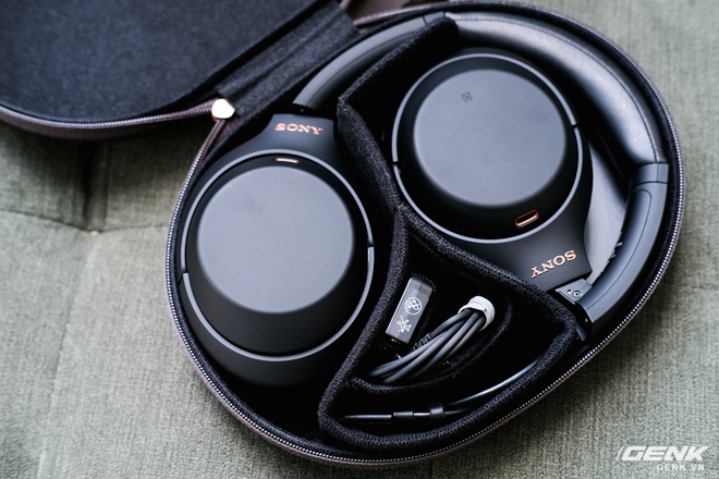 Trên tay tai nghe Sony WH-1000XM4: Ngoại hình không thay đổi, kết nối 1 lúc 2 thiết bị, nâng cấp chống ồn, giá 8,49 triệu đồng - Ảnh 4. Trên tay tai nghe Sony WH-1000XM4: Ngoại hình không thay đổi, kết nối 1 lúc 2 thiết bị, nâng cấp chống ồn, giá 8,49 triệu đồng - Ảnh 4.