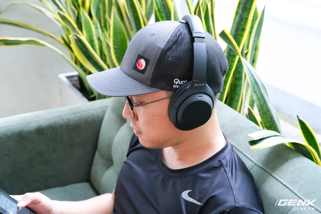 Trên tay tai nghe Sony WH-1000XM4: Ngoại hình không thay đổi, kết nối 1 lúc 2 thiết bị, nâng cấp chống ồn, giá 8,49 triệu đồng - Ảnh 11. Trên tay tai nghe Sony WH-1000XM4: Ngoại hình không thay đổi, kết nối 1 lúc 2 thiết bị, nâng cấp chống ồn, giá 8,49 triệu đồng - Ảnh 11.