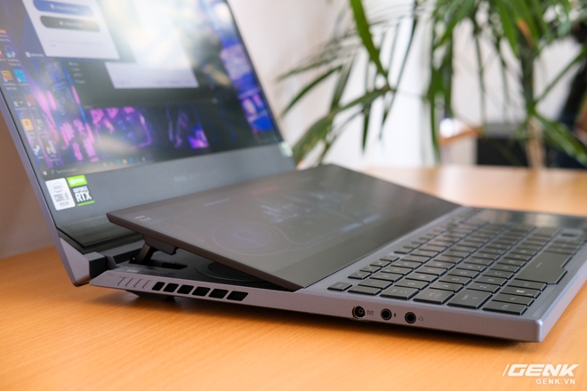 Cận cảnh laptop hai màn hình ROG Zephyrus Duo 15: Không gian hiển thị 2 x 4K đã mắt, cấu hình khủng long, chơi game đã hơn, giá cũng hoảng hơn - Ảnh 3. Cận cảnh laptop hai màn hình ROG Zephyrus Duo 15: Không gian hiển thị 2 x 4K đã mắt, cấu hình khủng long, chơi game đã hơn, giá cũng hoảng hơn - Ảnh 3.
