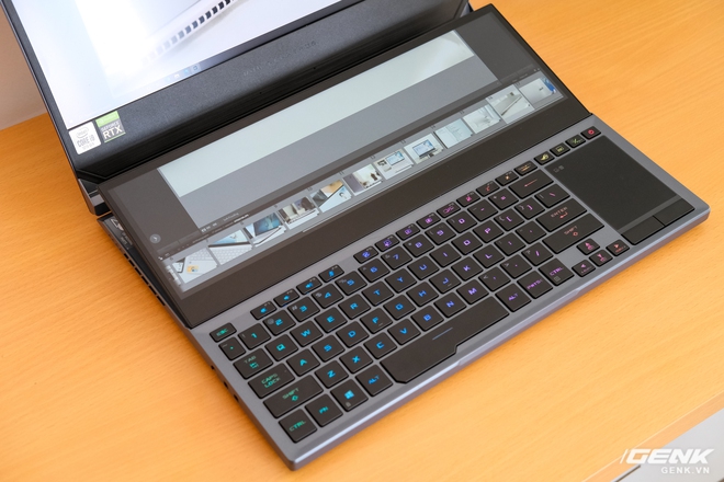 Cận cảnh laptop hai màn hình ROG Zephyrus Duo 15: Không gian hiển thị 2 x 4K đã mắt, cấu hình khủng long, chơi game đã hơn, giá cũng hoảng hơn - Ảnh 4. Cận cảnh laptop hai màn hình ROG Zephyrus Duo 15: Không gian hiển thị 2 x 4K đã mắt, cấu hình khủng long, chơi game đã hơn, giá cũng hoảng hơn - Ảnh 4.