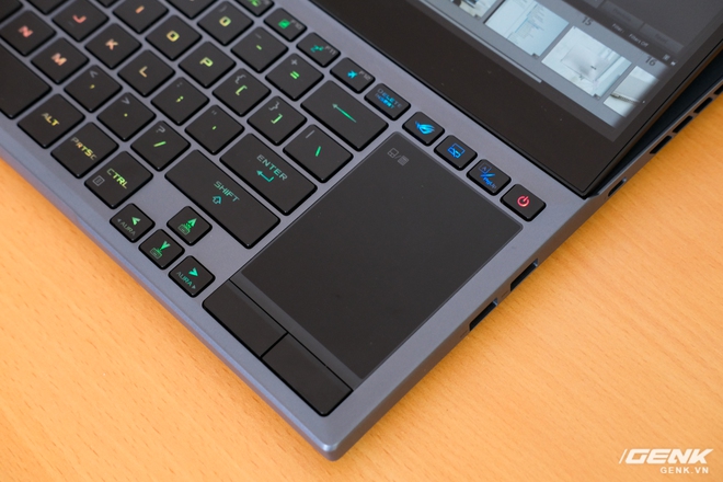 Cận cảnh laptop hai màn hình ROG Zephyrus Duo 15: Không gian hiển thị 2 x 4K đã mắt, cấu hình khủng long, chơi game đã hơn, giá cũng hoảng hơn - Ảnh 7. Cận cảnh laptop hai màn hình ROG Zephyrus Duo 15: Không gian hiển thị 2 x 4K đã mắt, cấu hình khủng long, chơi game đã hơn, giá cũng hoảng hơn - Ảnh 7.