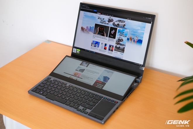 Cận cảnh laptop hai màn hình ROG Zephyrus Duo 15: Không gian hiển thị 2 x 4K đã mắt, cấu hình khủng long, chơi game đã hơn, giá cũng hoảng hơn - Ảnh 1. Cận cảnh laptop hai màn hình ROG Zephyrus Duo 15: Không gian hiển thị 2 x 4K đã mắt, cấu hình khủng long, chơi game đã hơn, giá cũng hoảng hơn - Ảnh 1.