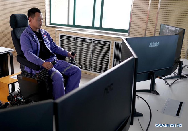 Công nhân mỏ Trung Quốc điều khiển máy móc từ xa bằng mạng 5G, chẳng khác nào đang chơi điện tử ngoài đời thật - Ảnh 1. Công nhân mỏ Trung Quốc điều khiển máy móc từ xa bằng mạng 5G, chẳng khác nào đang chơi điện tử ngoài đời thật - Ảnh 1.