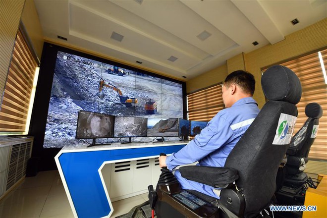 Công nhân mỏ Trung Quốc điều khiển máy móc từ xa bằng mạng 5G, chẳng khác nào đang chơi điện tử ngoài đời thật - Ảnh 4.