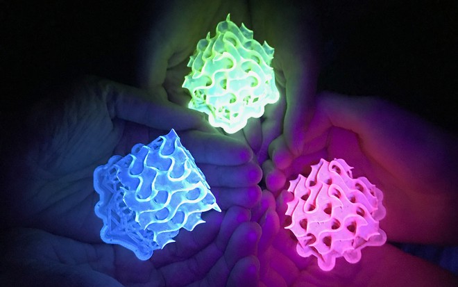 Các nhà khoa học đã chế tạo thành công vật thể rắn với khả năng phát sáng huỳnh quang, với độ sáng bất thường đến không thể tin nổi.