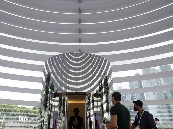 Tham quan Apple Store hình cầu nổi trên mặt nước vừa mới được khai trương tại Singapore - Ảnh 12.