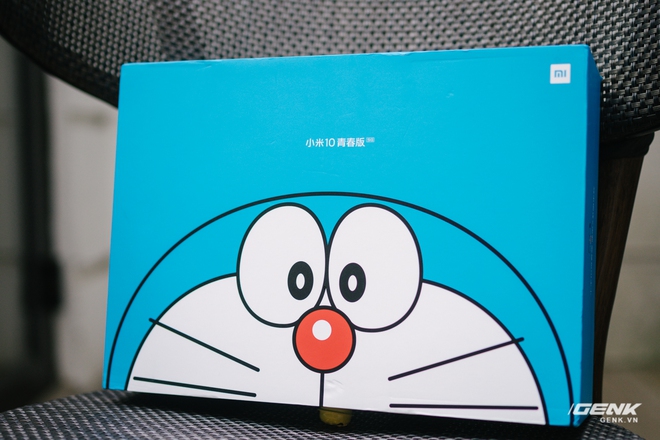 Vỏ hộp của Mi 10 Youth Doraemon Limited Edition với nửa khuôn mặt chú mèo máy Doraemon