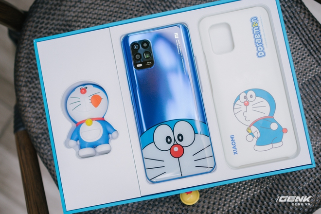 Bên trong hộp bao gồm: một chú mèo máy Doraemon, Mi 10 Youth bản đặc biệt, ốp lưng Doraemon,...