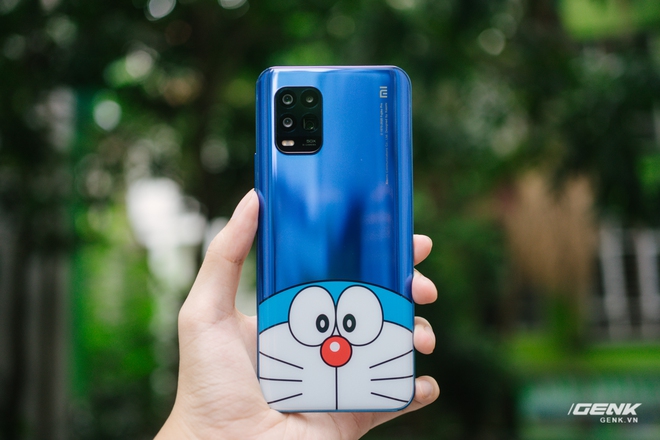 Còn đây là Mi 10 Youth phiên bản 50 năm Doraemon. Máy có mặt lưng màu xanh và một nửa khuôn mặt Doraemon ở phía dưới