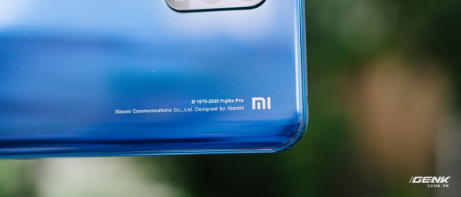 Ngay mặt lưng của máy có khắc lên dòng chữ