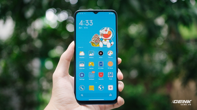 Mặt trước của Xiaomi Mi 10 Youth Doraemon cũng giống như các phiên bản Mi 10 Youth khác, bao gồm một màn hình