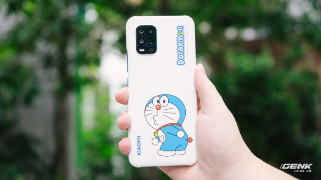 Ốp lưng đi kèm có màu trắng, in hình Doraemon cực kỳ dễ thương, logo Xiaomi và logo nguyên tác Doraemon