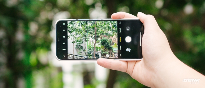 Camera của máy bao gồm một camera chính 48MP, một camera góc siêu rộng 8MP, một camera tele 5x 8MP và một camera macro 2MP