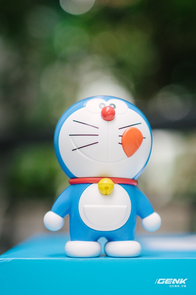 Đây là tượng Doraemon đi kèm được làm bằng nhựa