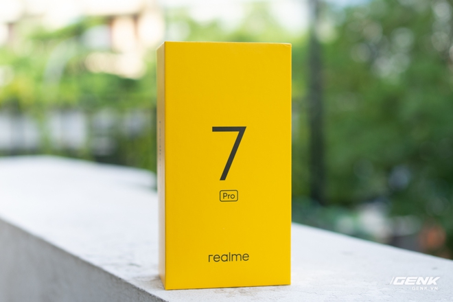 Mở hộp Realme 7 Pro: Smartphone có sạc nhanh nhất phân khúc tầm trung - Ảnh 1.