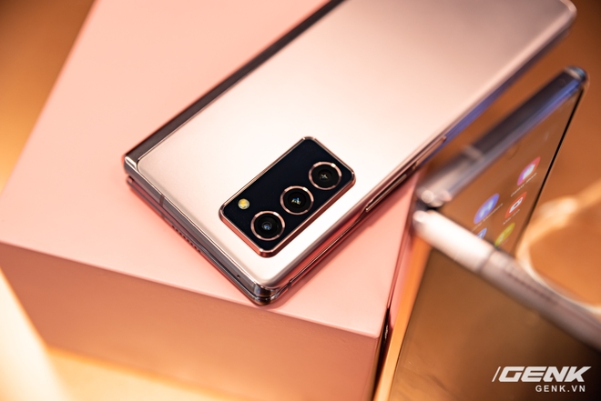 Trên tay Samsung Galaxy Z Fold2: Màn hình tràn viền cả trong lẫn ngoài, cơ chế gập thoải mái hơn, giá 50 triệu đồng - Ảnh 10.