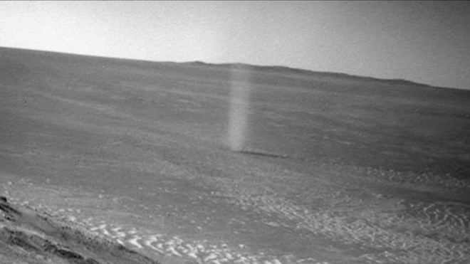 Xe tự hành của NASA ghi lại được cảnh quỷ bụi khổng lồ di chuyển trên bề mặt Hỏa Tinh - Ảnh 2. Xe tự hành của NASA ghi lại được cảnh quỷ bụi khổng lồ di chuyển trên bề mặt Hỏa Tinh - Ảnh 2.