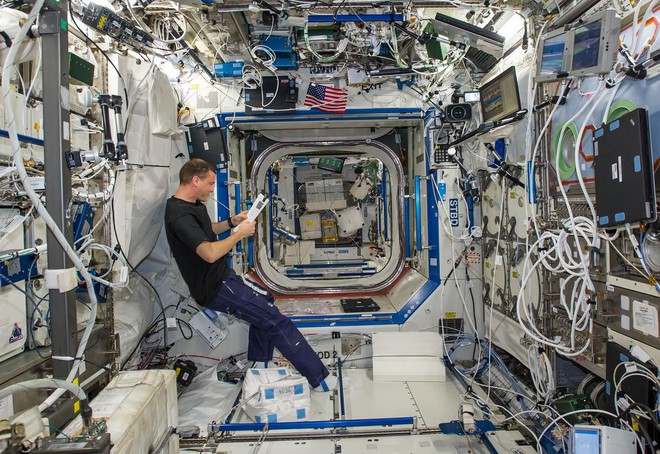 NASA chưa tìm được lỗ hổng gây rò rỉ không khí trên ISS, sẽ sơ tán phi hành gia về Trái Đất nếu xảy ra trường hợp xấu nhất - Ảnh 2. NASA chưa tìm được lỗ hổng gây rò rỉ không khí trên ISS, sẽ sơ tán phi hành gia về Trái Đất nếu xảy ra trường hợp xấu nhất - Ảnh 2.