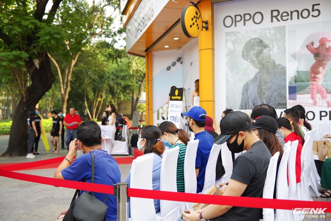 Hôm nay OPPO Reno 5 chính thức mở bán: Lập mức kỉ lục mới với 42.000 đơn cọc, cứ mỗi phút có 3 khách quyết định xuống tiền - Ảnh 1. Hôm nay OPPO Reno 5 chính thức mở bán: Lập mức kỉ lục mới với 42.000 đơn cọc, cứ mỗi phút có 3 khách quyết định xuống tiền - Ảnh 1.