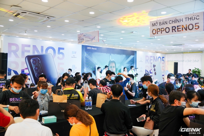 Hôm nay OPPO Reno 5 chính thức mở bán: Lập mức kỉ lục mới với 42.000 đơn cọc, cứ mỗi phút có 3 khách quyết định xuống tiền - Ảnh 2. Hôm nay OPPO Reno 5 chính thức mở bán: Lập mức kỉ lục mới với 42.000 đơn cọc, cứ mỗi phút có 3 khách quyết định xuống tiền - Ảnh 2.