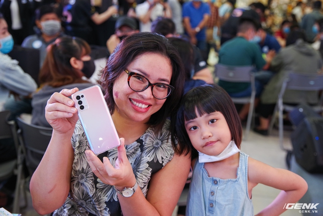 Hôm nay OPPO Reno 5 chính thức mở bán: Lập mức kỉ lục mới với 42.000 đơn cọc, cứ mỗi phút có 3 khách quyết định xuống tiền - Ảnh 8. Hôm nay OPPO Reno 5 chính thức mở bán: Lập mức kỉ lục mới với 42.000 đơn cọc, cứ mỗi phút có 3 khách quyết định xuống tiền - Ảnh 8.