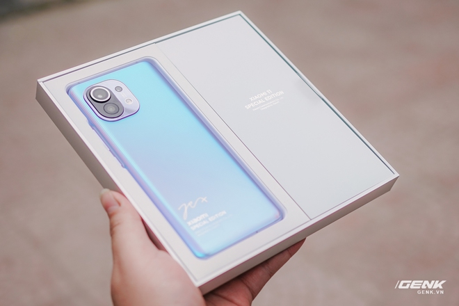 Trên tay Xiaomi Mi 11 phiên bản đặc biệt có chữ ký của CEO Lei Jun, giá 20 triệu đồng - Ảnh 2. Trên tay Xiaomi Mi 11 phiên bản đặc biệt có chữ ký của CEO Lei Jun, giá 20 triệu đồng - Ảnh 2.
