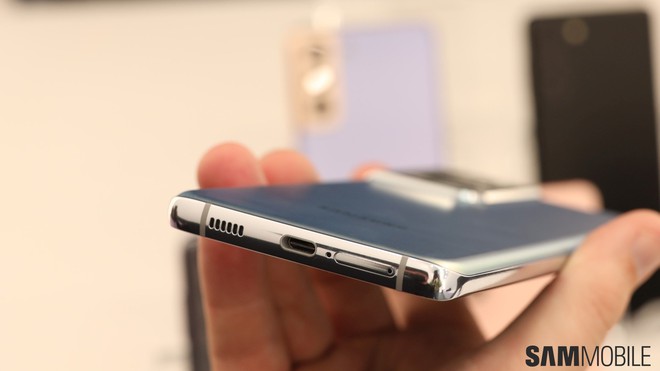 Samsung Galaxy S21 có một lỗi thiết kế nhỏ, có thể khiến người dùng chọc nhầm lỗ - Ảnh 1.