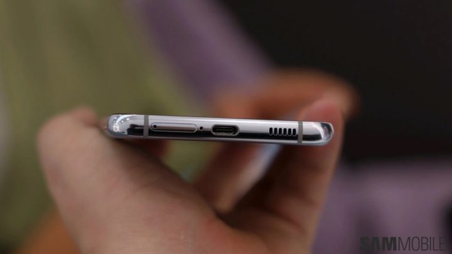 Samsung Galaxy S21 có một lỗi thiết kế nhỏ, có thể khiến người dùng chọc nhầm lỗ - Ảnh 2.