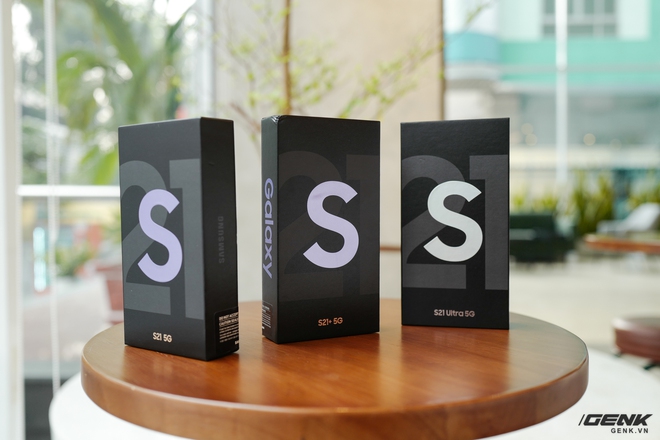 Mở hộp bộ ba Galaxy S21: Từ hộp đến máy mọi thứ đều mỏng gọn, S21 Ultra có màu Bạc Ngẫu Hứng rất đẹp - Ảnh 1. Mở hộp bộ ba Galaxy S21: Từ hộp đến máy mọi thứ đều mỏng gọn, S21 Ultra có màu Bạc Ngẫu Hứng rất đẹp - Ảnh 1.