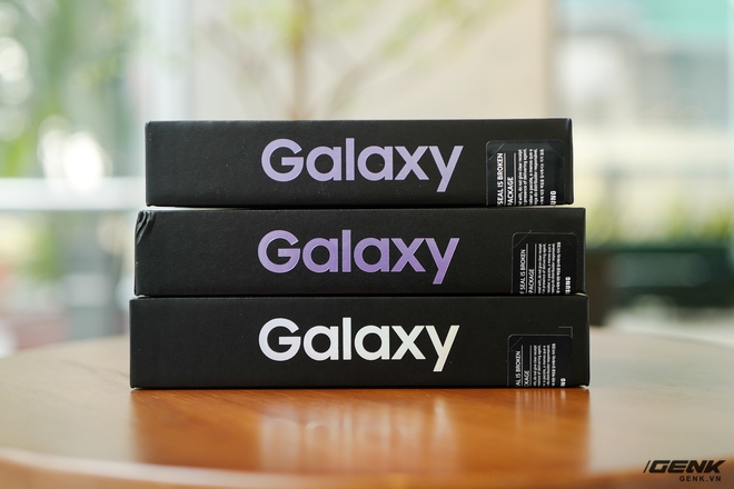 Mở hộp bộ ba Galaxy S21: Từ hộp đến máy mọi thứ đều mỏng gọn, S21 Ultra có màu Bạc Ngẫu Hứng rất đẹp - Ảnh 2. Mở hộp bộ ba Galaxy S21: Từ hộp đến máy mọi thứ đều mỏng gọn, S21 Ultra có màu Bạc Ngẫu Hứng rất đẹp - Ảnh 2.