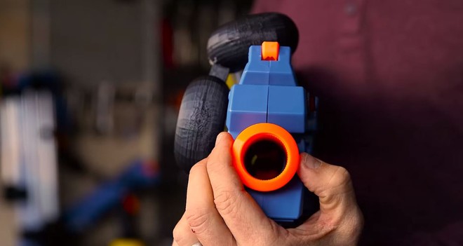 YouTuber chế lại khẩu nerf gun để bắn đạn bay theo đường cong mượt chẳng khác gì trong bom tấn Wanted - Ảnh 2. YouTuber chế lại khẩu nerf gun để bắn đạn bay theo đường cong mượt chẳng khác gì trong bom tấn Wanted - Ảnh 2.