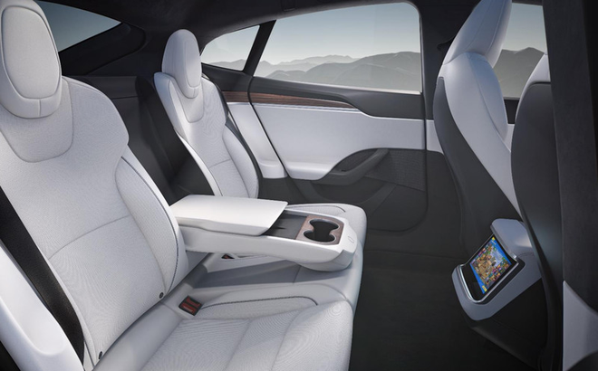 Tesla ra mắt phiên bản Model S mới: Là xe có khả năng tăng tốc nhanh nhất thế giới, nội thất của tương lai, có thể chơi được cả game The Witcher 3 - Ảnh 3. Tesla ra mắt phiên bản Model S mới: Là xe có khả năng tăng tốc nhanh nhất thế giới, nội thất của tương lai, có thể chơi được cả game The Witcher 3 - Ảnh 3.