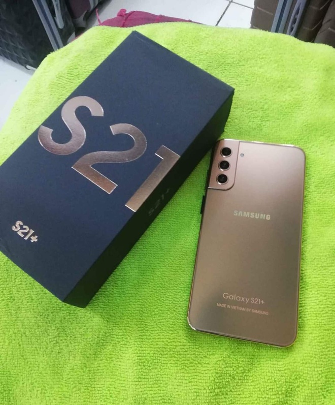 Cẩn thận trước Galaxy S21 hàng chính hãng Quảng Châu: Nhìn qua thì tưởng thật, soi kỹ mới thấy trông như một trò đùa! - Ảnh 1. Cẩn thận trước Galaxy S21 hàng chính hãng Quảng Châu: Nhìn qua thì tưởng thật, soi kỹ mới thấy trông như một trò đùa! - Ảnh 1.