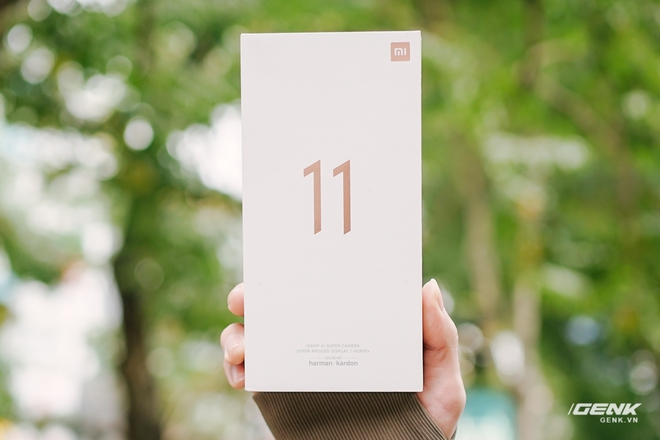 Trên tay Xiaomi Mi 11 tại VN: Smartphone đầu tiên với chip Snapdragon 888, giá 16 triệu đồng - Ảnh 1.