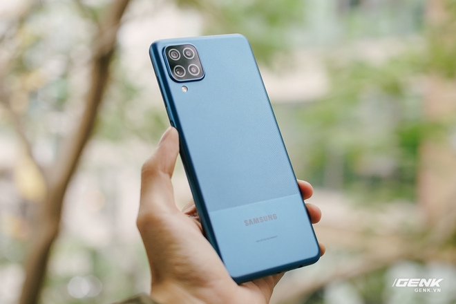 Trên tay Galaxy A12: Thiết kế trẻ trung, cụm 4 camera 48MP chất lượng, pin 5000mAh, giá chưa tới 4 triệu - Ảnh 3. Trên tay Galaxy A12: Thiết kế trẻ trung, cụm 4 camera 48MP chất lượng, pin 5000mAh, giá chưa tới 4 triệu - Ảnh 3.