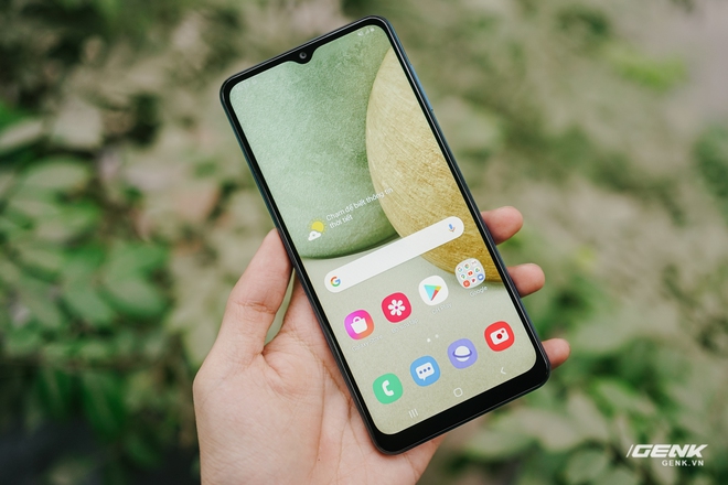 Trên tay Galaxy A12: Thiết kế trẻ trung, cụm 4 camera 48MP chất lượng, pin 5000mAh, giá chưa tới 4 triệu - Ảnh 8. Trên tay Galaxy A12: Thiết kế trẻ trung, cụm 4 camera 48MP chất lượng, pin 5000mAh, giá chưa tới 4 triệu - Ảnh 8.