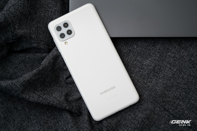 Trên tay Samsung Galaxy M22: Dày để tích hợp pin 5000mAh, màn hình 90Hz, camera 48MP - Ảnh 11. Trên tay Samsung Galaxy M22: Dày để tích hợp pin 5000mAh, màn hình 90Hz, camera 48MP - Ảnh 11.