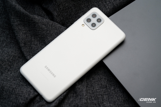 Trên tay Samsung Galaxy M22: Dày để tích hợp pin 5000mAh, màn hình 90Hz, camera 48MP - Ảnh 2. Trên tay Samsung Galaxy M22: Dày để tích hợp pin 5000mAh, màn hình 90Hz, camera 48MP - Ảnh 2.