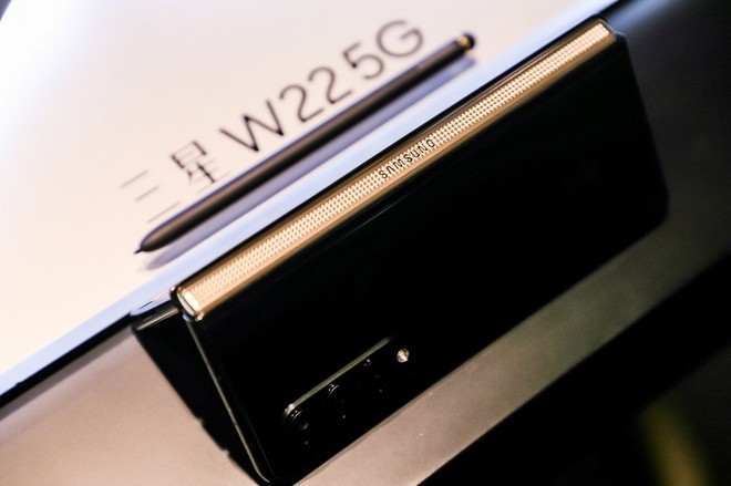 Samsung W22 5G ra mắt: Là Galaxy Z Fold3 đổi tên nhưng chỉ dành cho người dùng Trung Quốc, giá 60 triệu đồng - Ảnh 4. Samsung W22 5G ra mắt: Là Galaxy Z Fold3 đổi tên nhưng chỉ dành cho người dùng Trung Quốc, giá 60 triệu đồng - Ảnh 4.