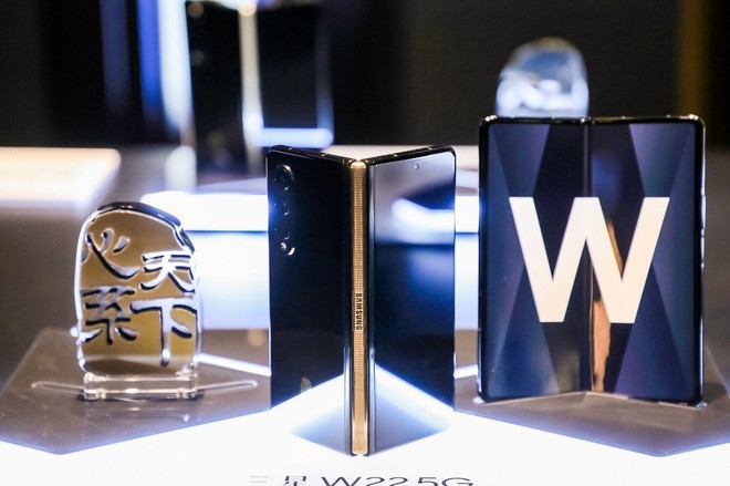 Samsung W22 5G ra mắt: Là Galaxy Z Fold3 đổi tên nhưng chỉ dành cho người dùng Trung Quốc, giá 60 triệu đồng - Ảnh 5. Samsung W22 5G ra mắt: Là Galaxy Z Fold3 đổi tên nhưng chỉ dành cho người dùng Trung Quốc, giá 60 triệu đồng - Ảnh 5.