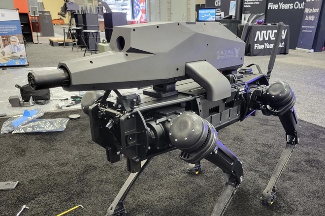 Chó robot đã được trang bị súng trường: zoom quang 30x, camera nhiệt, có thể bắn trúng mục tiêu cách 1.200m - Ảnh 1.