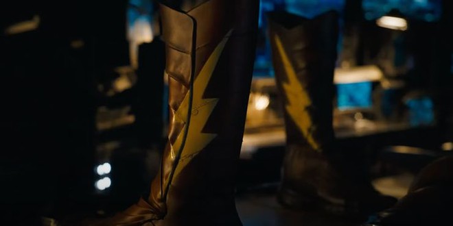 Soi teaser mới của The Flash: Barry Allen hack thời gian để về quá khứ cứu mẹ, Batman sẽ hi sinh? - Ảnh 10.