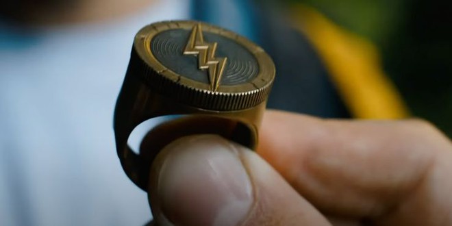 Soi teaser mới của The Flash: Barry Allen hack thời gian để về quá khứ cứu mẹ, Batman sẽ hi sinh? - Ảnh 11. Soi teaser mới của The Flash: Barry Allen hack thời gian để về quá khứ cứu mẹ, Batman sẽ hi sinh? - Ảnh 11.