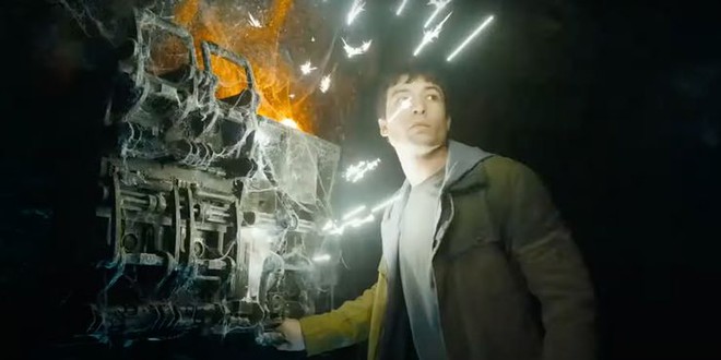Soi teaser mới của The Flash: Barry Allen hack thời gian để về quá khứ cứu mẹ, Batman sẽ hi sinh? - Ảnh 3. Soi teaser mới của The Flash: Barry Allen hack thời gian để về quá khứ cứu mẹ, Batman sẽ hi sinh? - Ảnh 3.
