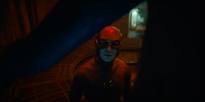 Soi teaser mới của The Flash: Barry Allen hack thời gian để về quá khứ cứu mẹ, Batman sẽ hi sinh? - Ảnh 8. Soi teaser mới của The Flash: Barry Allen hack thời gian để về quá khứ cứu mẹ, Batman sẽ hi sinh? - Ảnh 8.