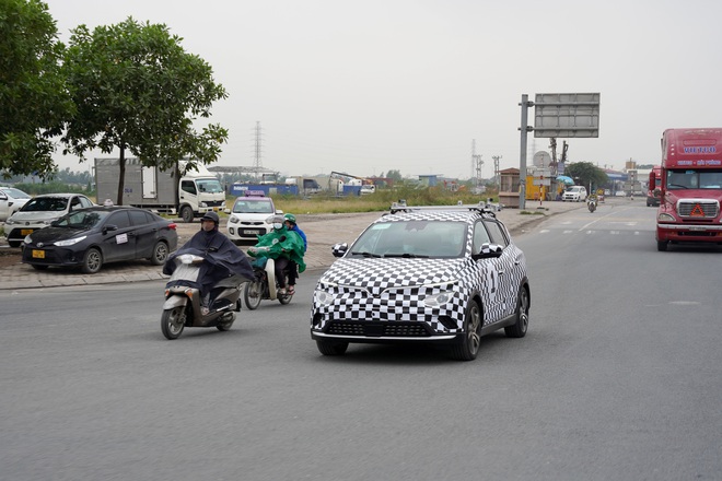Xe điện VinFast VF e34 bắt đầu lăn bánh chạy thử trên đường phố Việt Nam - Ảnh 1.