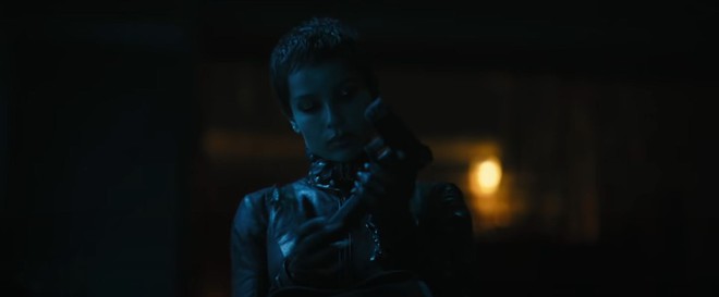 Soi trailer The Batman: Chàng Dơi đối mặt với 2 phản diện Riddler và Penguin, miêu nữ Catwoman cũng xuất hiện góp vui - Ảnh 16. Soi trailer The Batman: Chàng Dơi đối mặt với 2 phản diện Riddler và Penguin, miêu nữ Catwoman cũng xuất hiện góp vui - Ảnh 16.