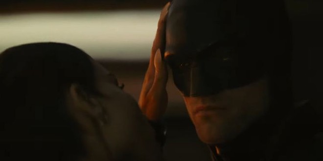 Soi trailer The Batman: Chàng Dơi đối mặt với 2 phản diện Riddler và Penguin, miêu nữ Catwoman cũng xuất hiện góp vui - Ảnh 17. Soi trailer The Batman: Chàng Dơi đối mặt với 2 phản diện Riddler và Penguin, miêu nữ Catwoman cũng xuất hiện góp vui - Ảnh 17.